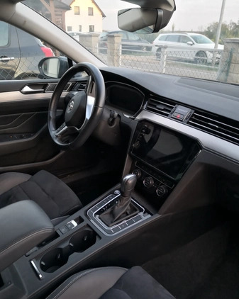 Volkswagen Passat cena 115000 przebieg: 104361, rok produkcji 2019 z Chełmża małe 121